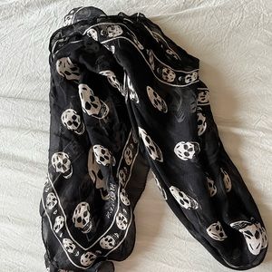 ALEXANDER MCQUEEN
Black & White Silk Skull Scarf